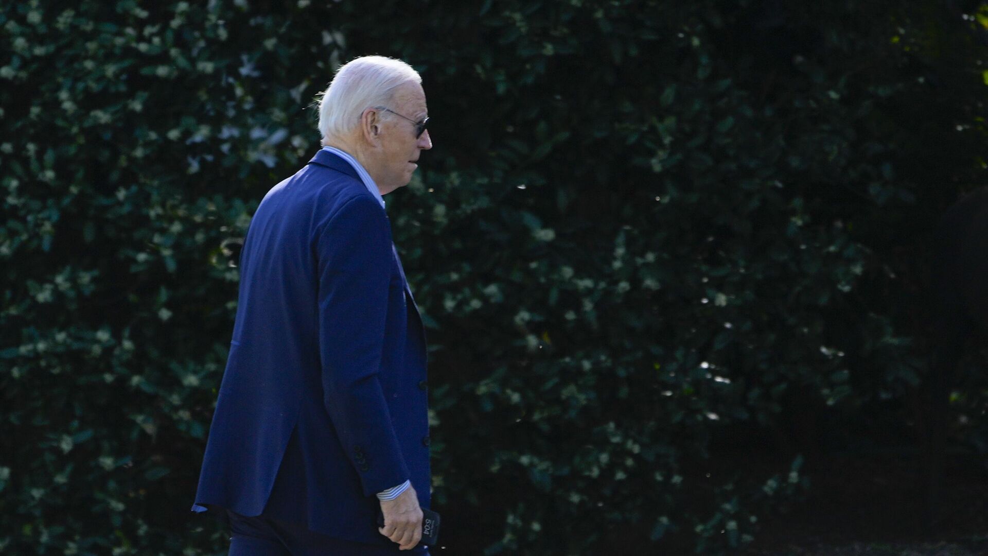 Президент США Джо Байден возвращается в Белый дом для обсуждения эскалации на Ближнем Востоке. 14 апреля 2024 - РИА Новости, 1920, 15.04.2024