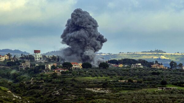 Дым от израильского удара по приграничной деревне на юге Ливана