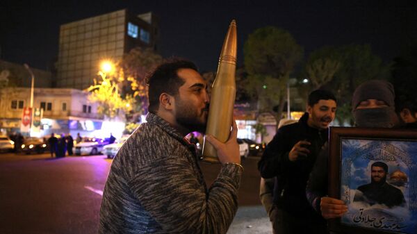 Мужчина целует копию стрелкового боеприпаса на площади в центре Тегерана реагируя на воздушную атаку Ирана на Израиль. 14 апреля 2024