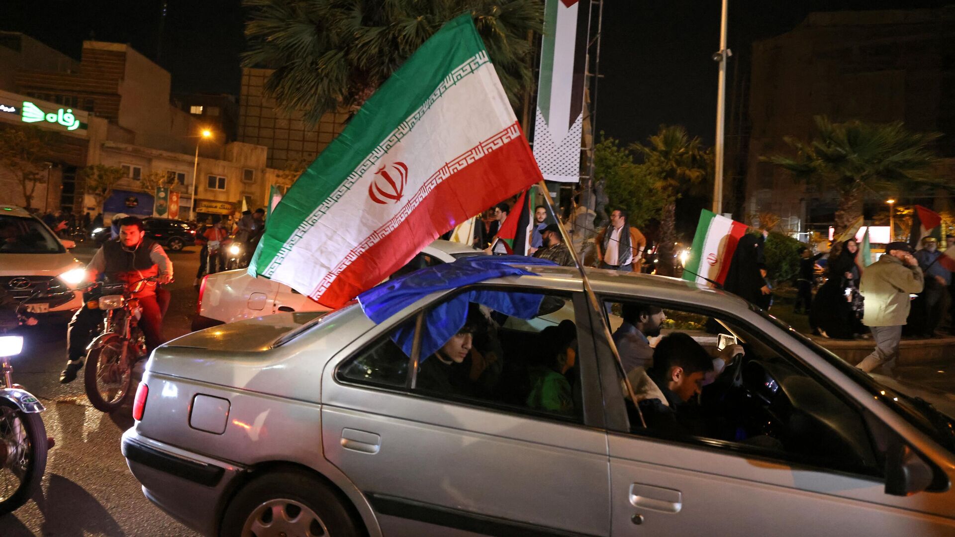 Демонстранты с флагами Ирана и Палестины на площади в центре Тегерана отмечают ночную воздушную атаку на Израиль со стороны Ирана. 14 апреля 2024 - РИА Новости, 1920, 14.04.2024