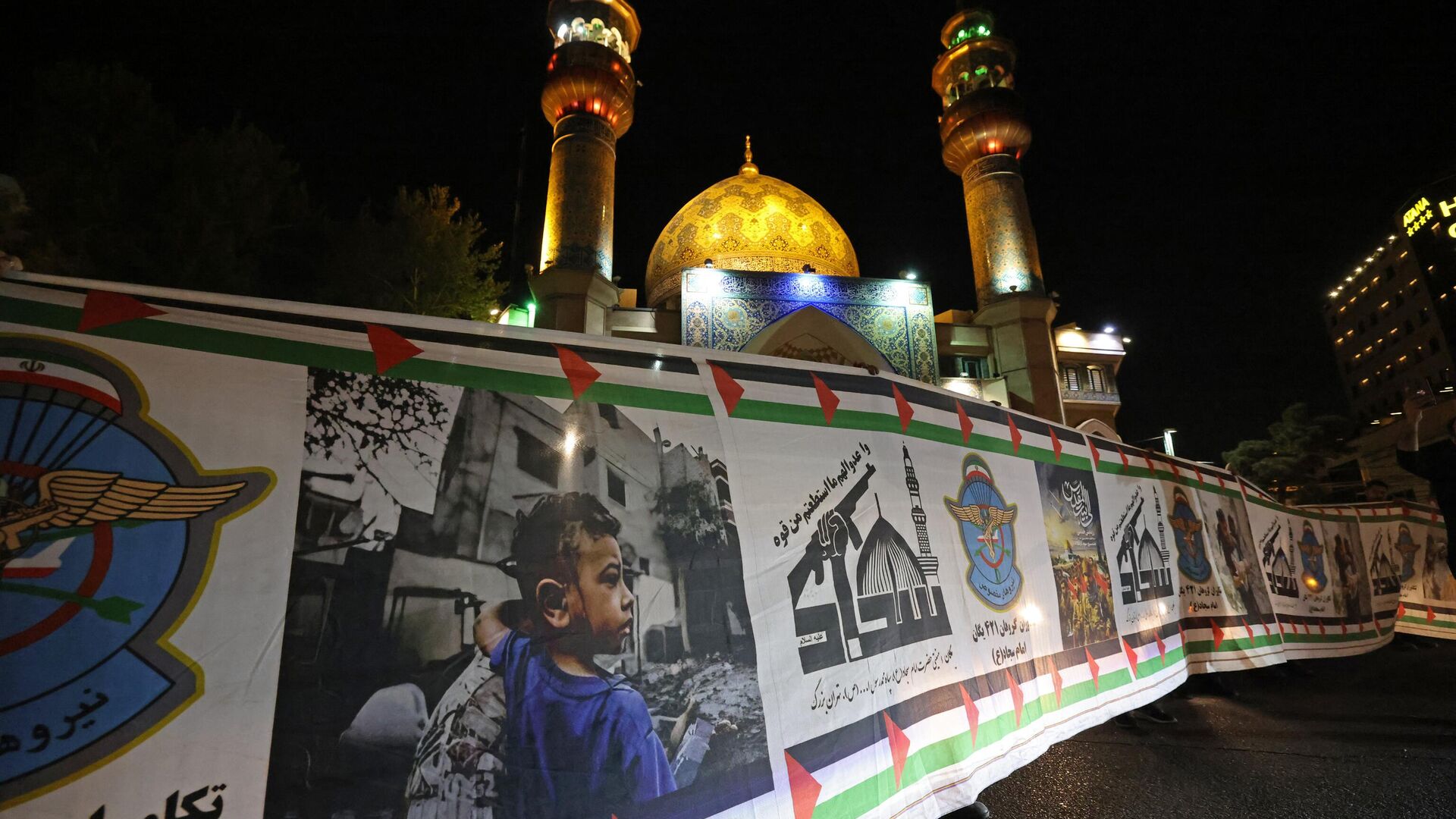 Демонстранты собираются на площади Палестины в Тегеране в знак поддержки ночной атаки Ирана на Израиль. 14 апреля 2024 - РИА Новости, 1920, 14.04.2024
