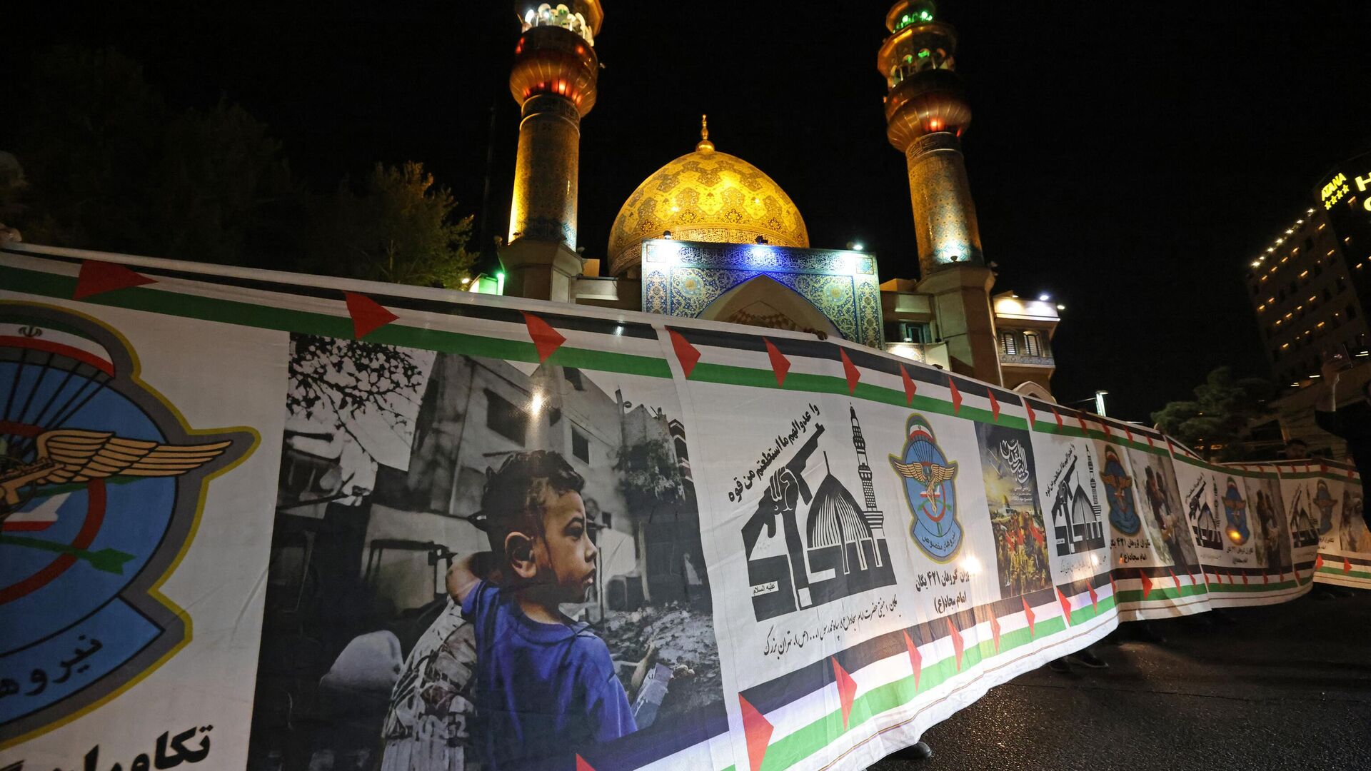 Демонстранты собираются на площади Палестины в Тегеране в знак поддержки ночной атаки Ирана на Израиль. 14 апреля 2024 - РИА Новости, 1920, 14.04.2024
