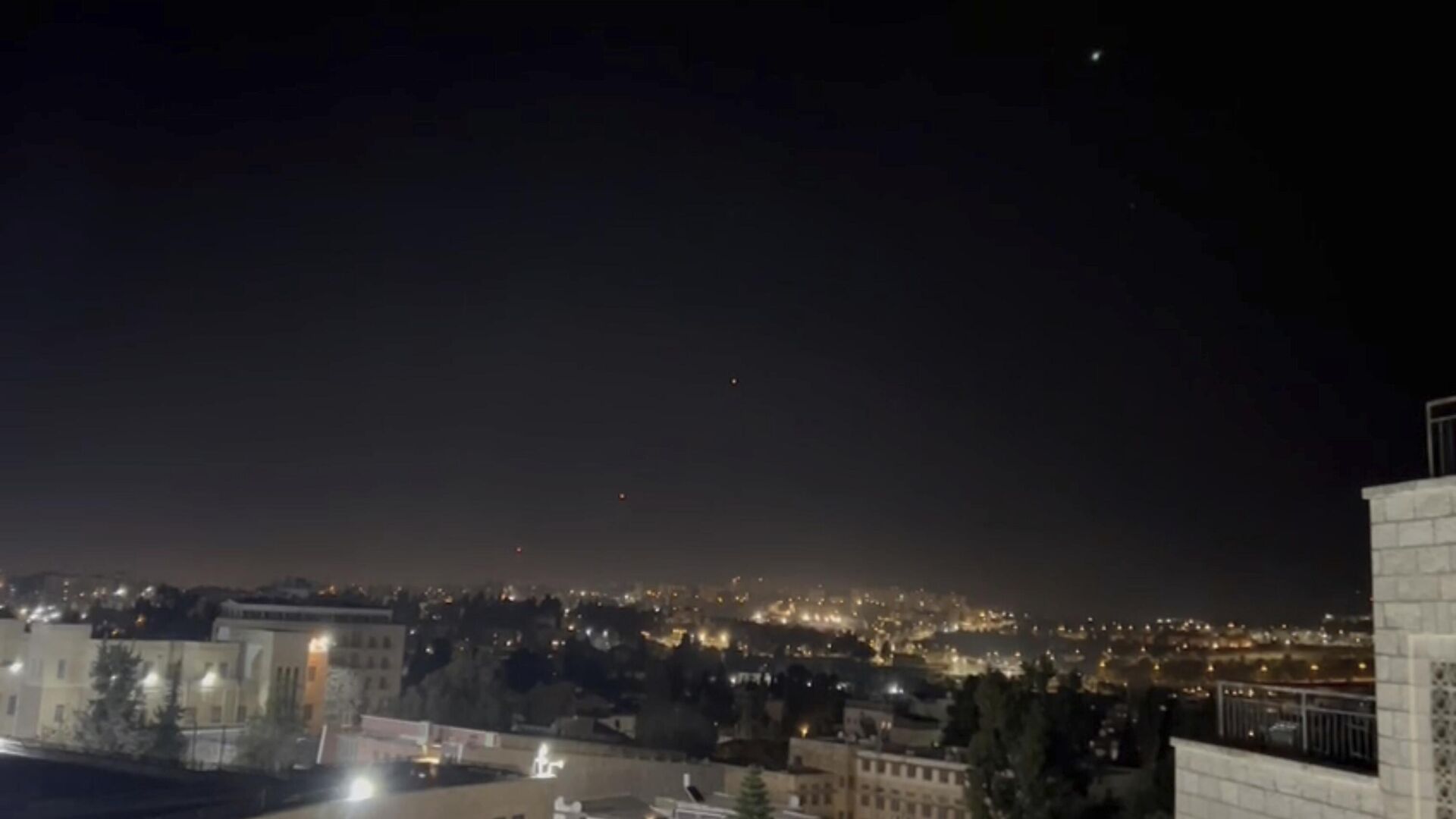 Работа системы ПВО в небе над Иерусалимом в ночь 14 апреля 2024 - РИА Новости, 1920, 14.04.2024