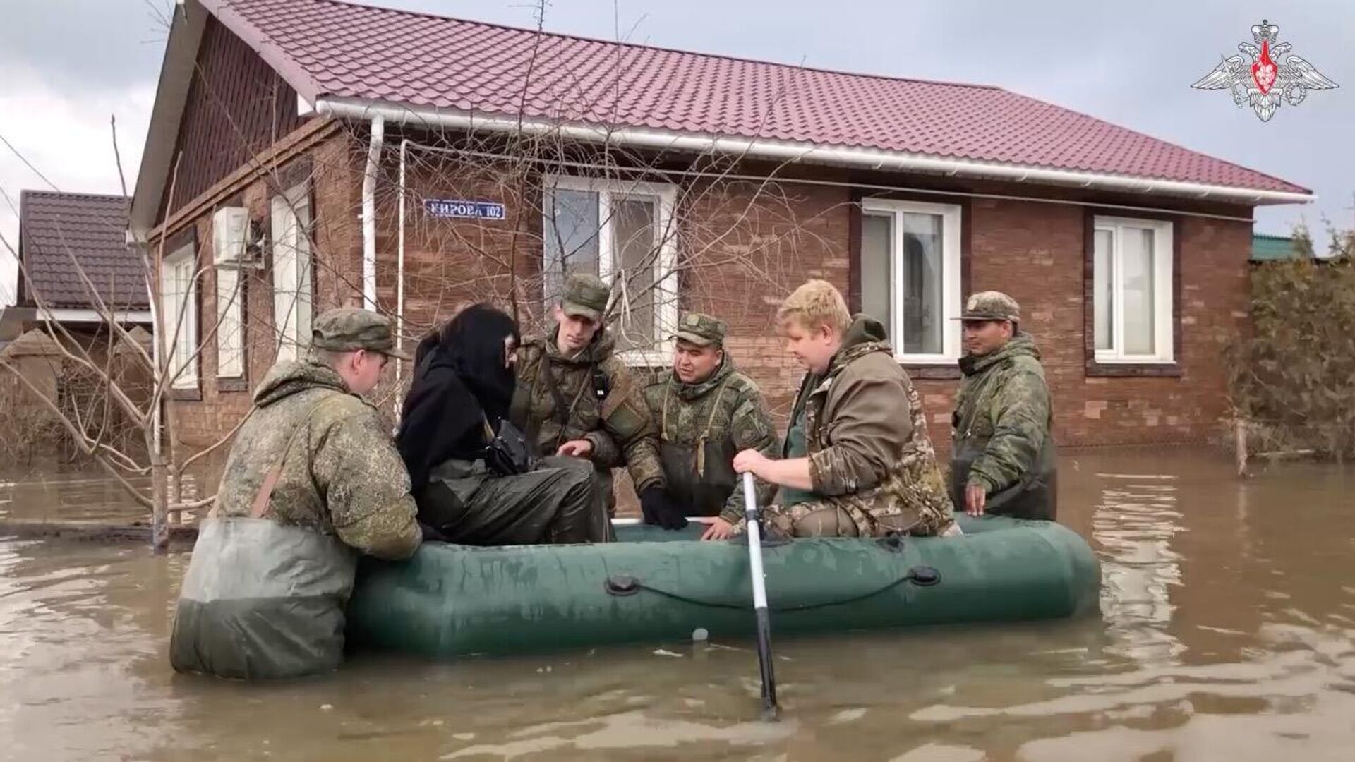 В Оренбургской области военные эвакуировали более 300 жителей - РИА  Новости, 14.04.2024