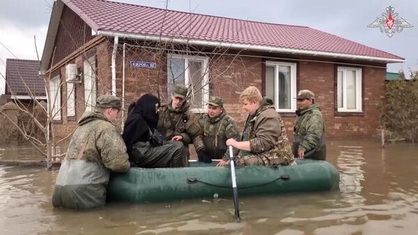 Военнослужащие Ясненского ракетного соединения проводят эвакуацию жителей районов Оренбуржья. 14 апреля 2024