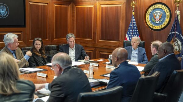 Президент США Джо Байден общается с командой по нацбезопасности, собравшейся в Белом доме в связи с событиями на Ближнем Востоке. 14 апреля 2024