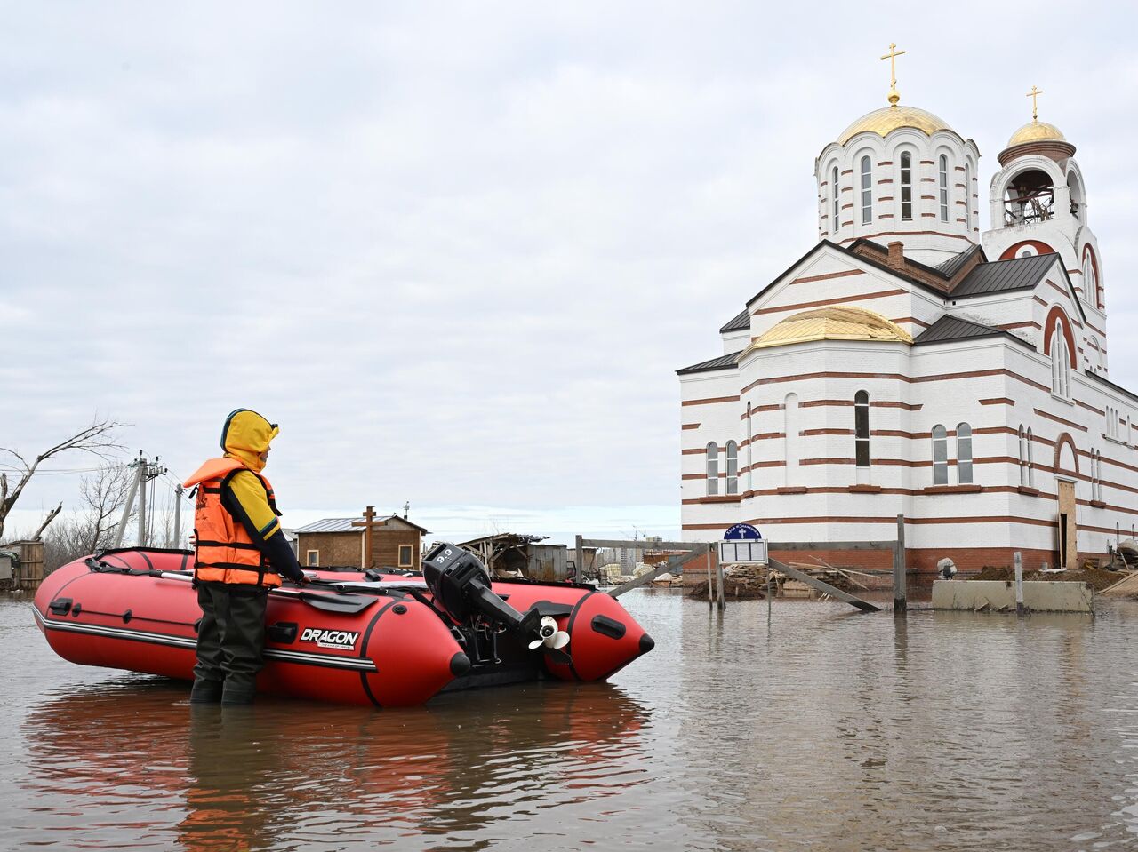 Уровень воды в реке Урал в Оренбурге не изменился за 12 часов - РИА  Новости, 14.04.2024