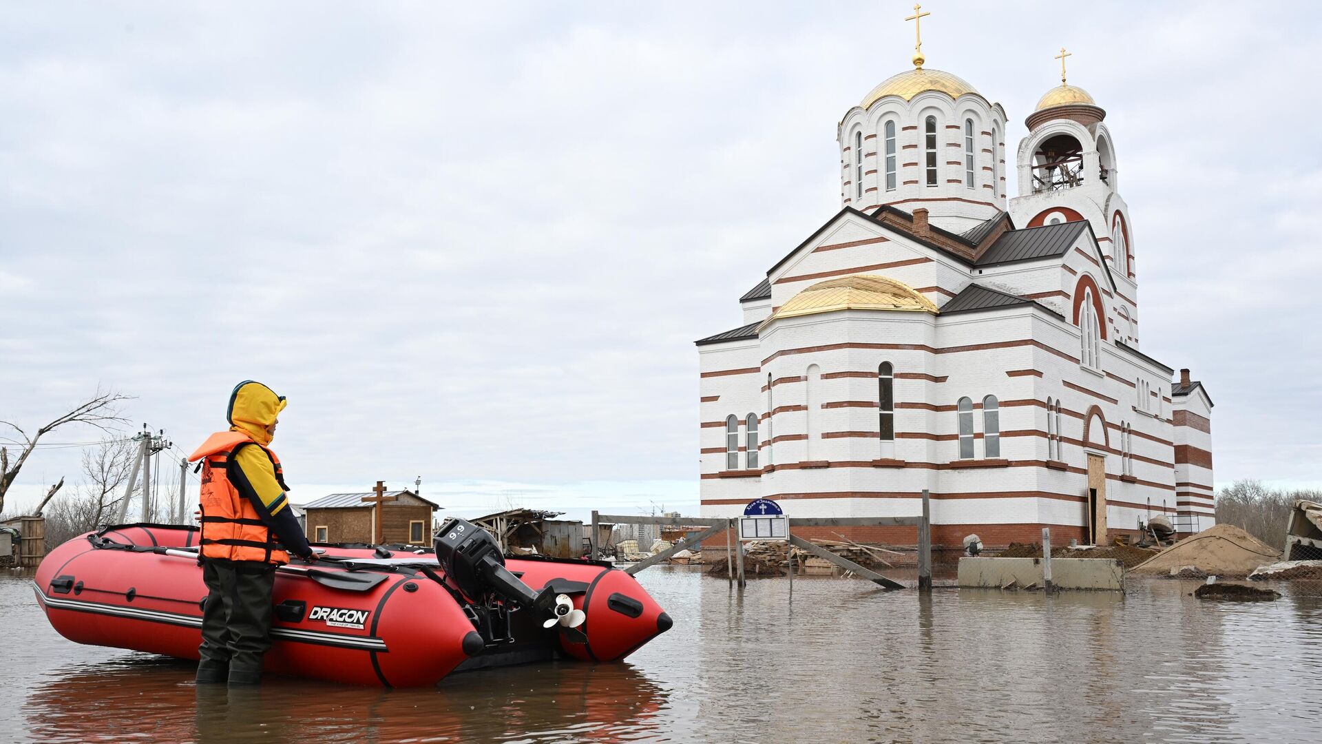 Местный житель передвигается на надувной лодке по затопленной улице Геннадия Донковцева в Оренбурге. 14 апреля 2024 - РИА Новости, 1920, 14.04.2024