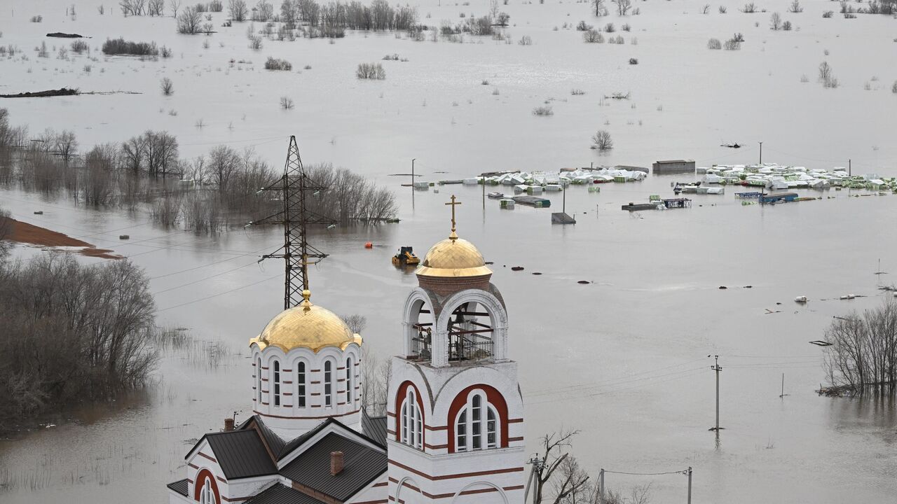 Уровень воды в реке Урал в Оренбурге перестал расти, но остается опасным -  РИА Новости, 14.04.2024