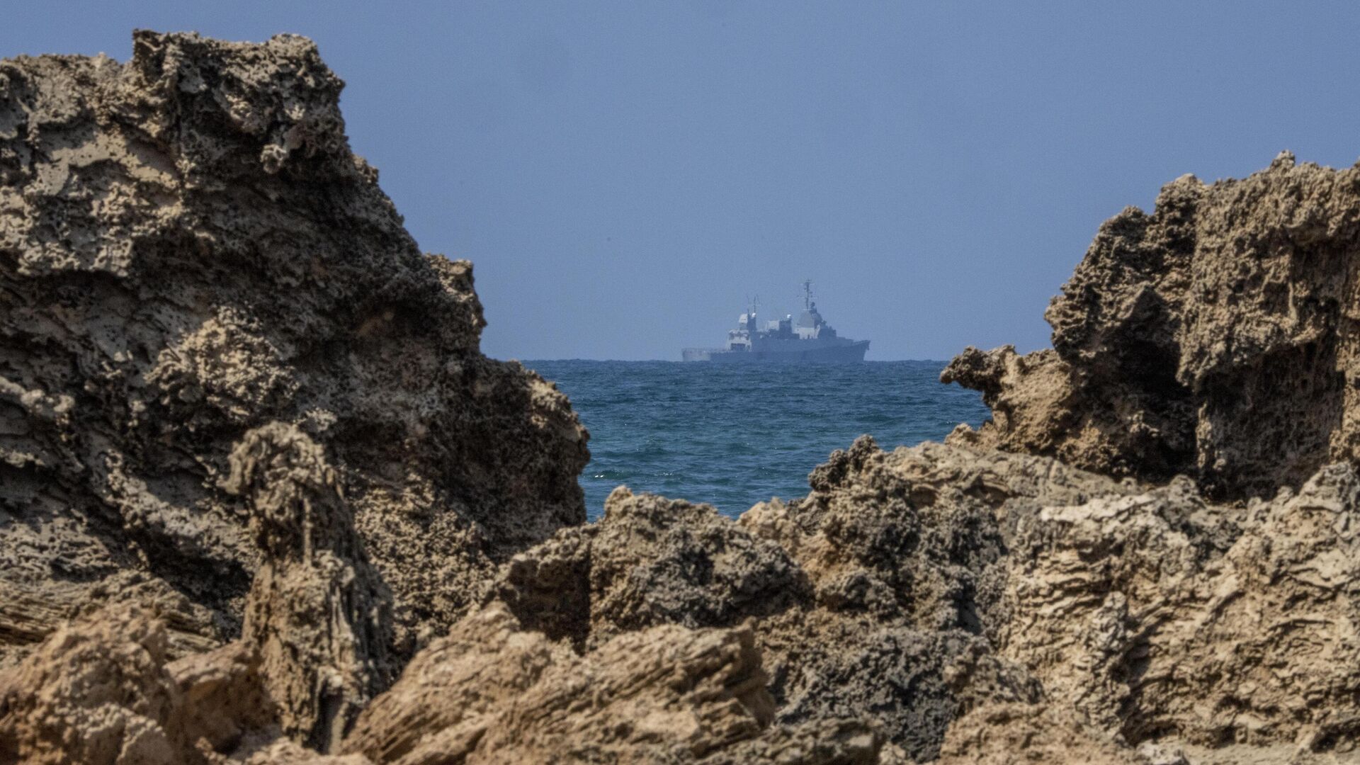 Израильский военный корабль патрулирует Средиземное море после ночной атаки Ирана - РИА Новости, 1920, 19.04.2024