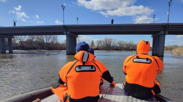 Сотрудники МЧС патрулируют реку Тобол для наблюдения за уровнем воды
