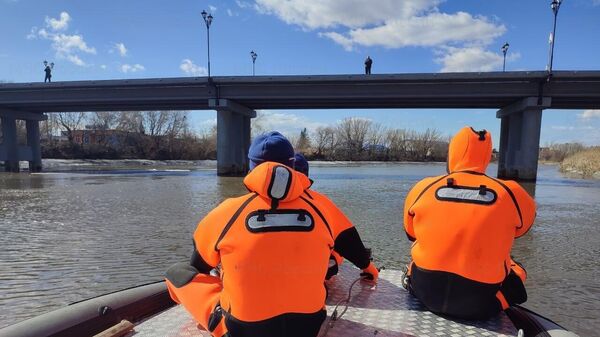 Сотрудники МЧС патрулируют реку Тобол для наблюдения за уровнем воды
