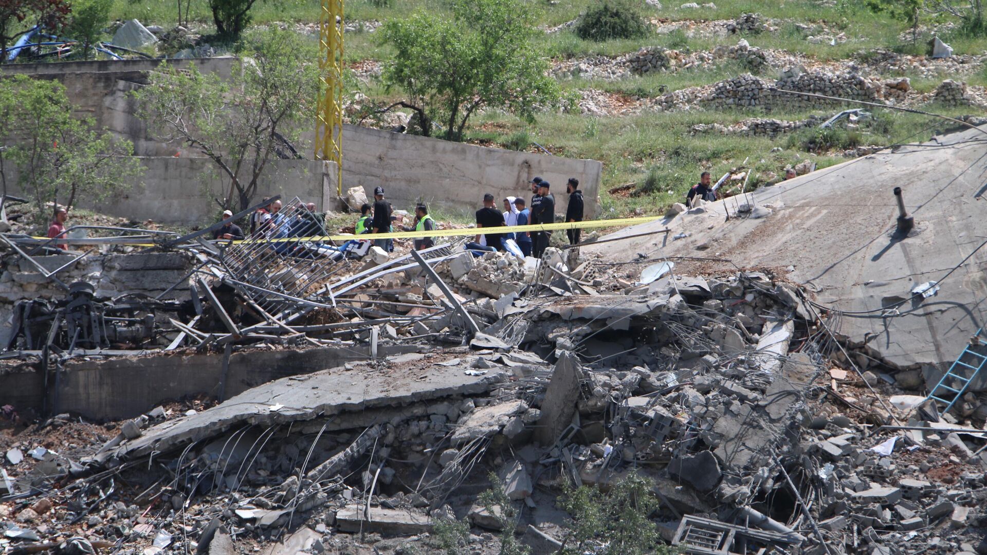 Разрушенное после израильского авиаудара здание в Ливане - РИА Новости, 1920, 15.04.2024