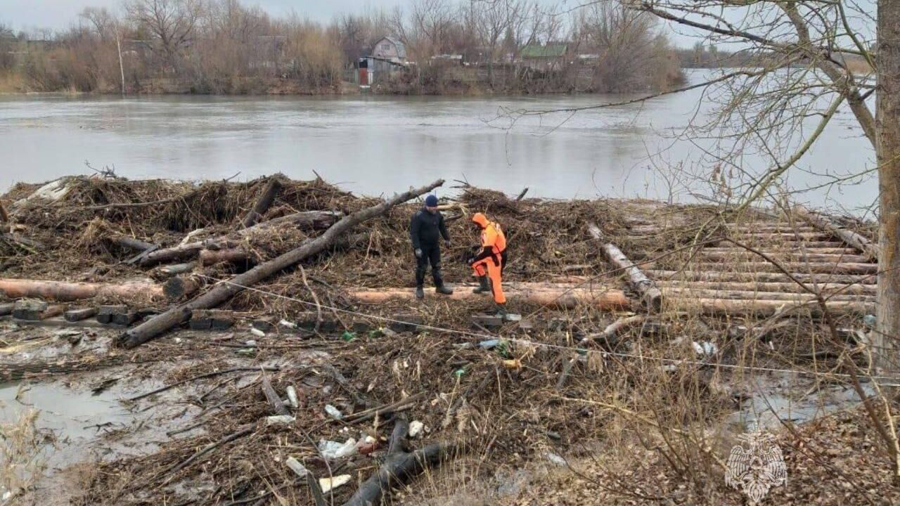 Спасатели выловили смытый в реку в Курганской области деревянный мост - РИА Новости, 1920, 14.04.2024