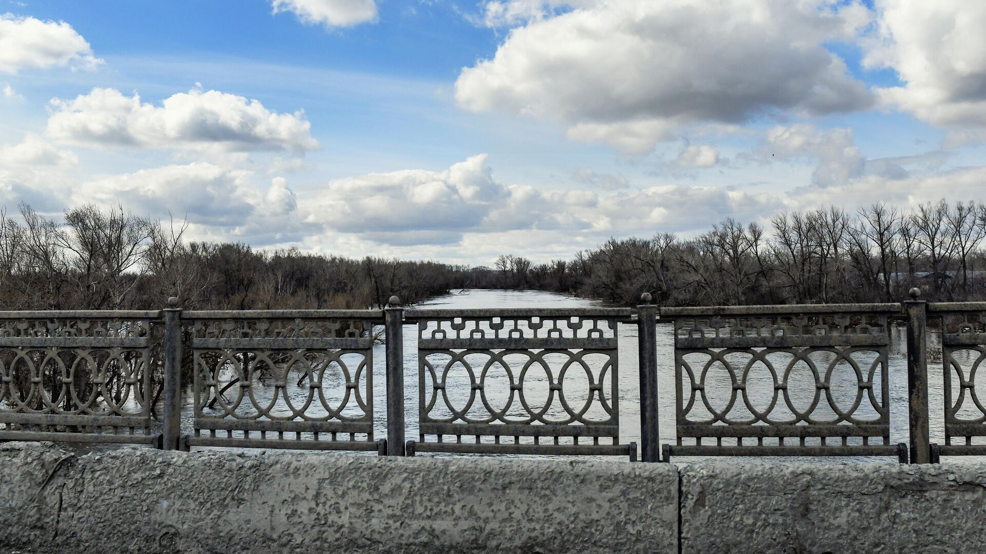 Река Урал в районе Старого города в Орске. 14 апреля 2024 - РИА Новости, 1920, 14.04.2024