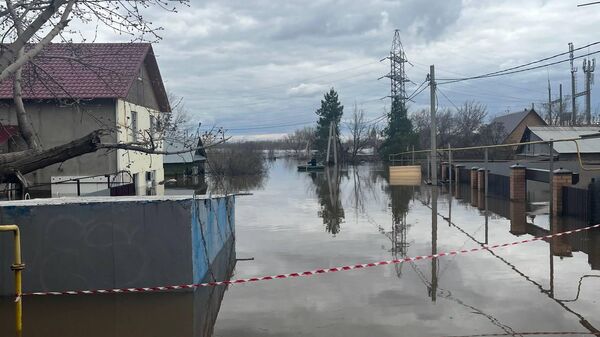 Жилые дома, частично затопленные в Ленинском районе Оренбурга
