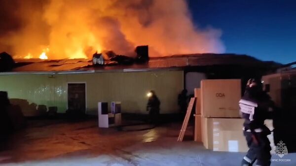 Место пожара на складе мебельного магазина в Якутске. 14 апреля 2024