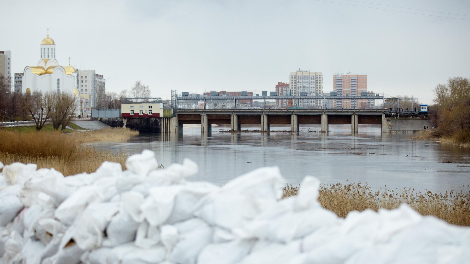 Курганский гидроузел и мешки с глиной и песком вдоль берега реки Тобол. 14 апреля 2024 - РИА Новости, 1920, 14.04.2024