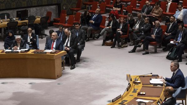 Посол Ирана в ООН Амир Саид Иравани слушает выступление Постоянного представителя Израиля Гилада Эрдана на экстренном заседании Совбеза ООН. 14 апреля 2024