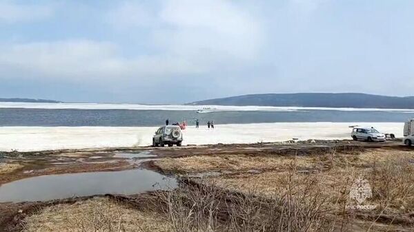 Место происшествия, где оторвало от берега льдину с рыбаками на озере Изменчивом на юге Сахалина. 15 апреля 2024