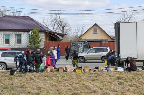 Раздача гуманитарной помощи жителям в районе Старого города в Орске