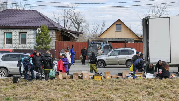 Раздача гуманитарной помощи жителям в районе Старого города в Орске