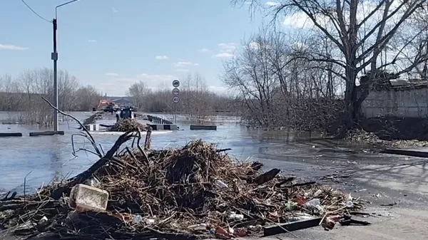 Затопленный мост в районе Малое Чаусово в Кургане. Кадр видео очевидца Затопленный мост в районе Малое Чаусово в Кургане. Кадр видео очевидца