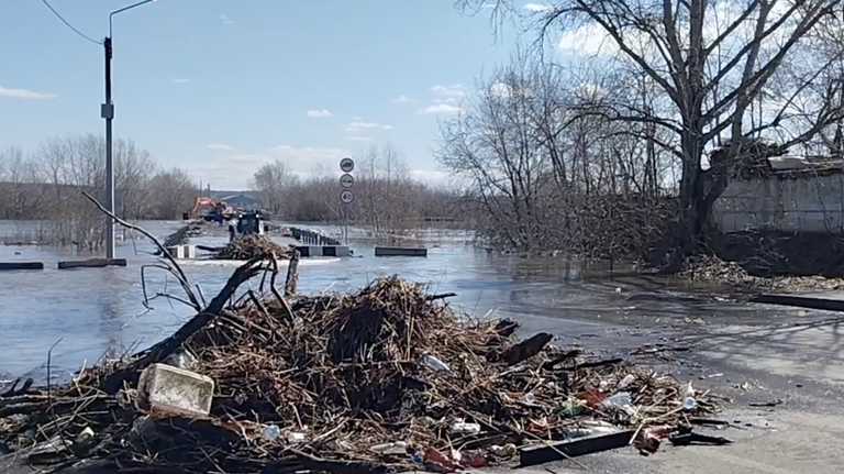 Затопленный мост в районе Малое Чаусово в Кургане. Кадр видео очевидца