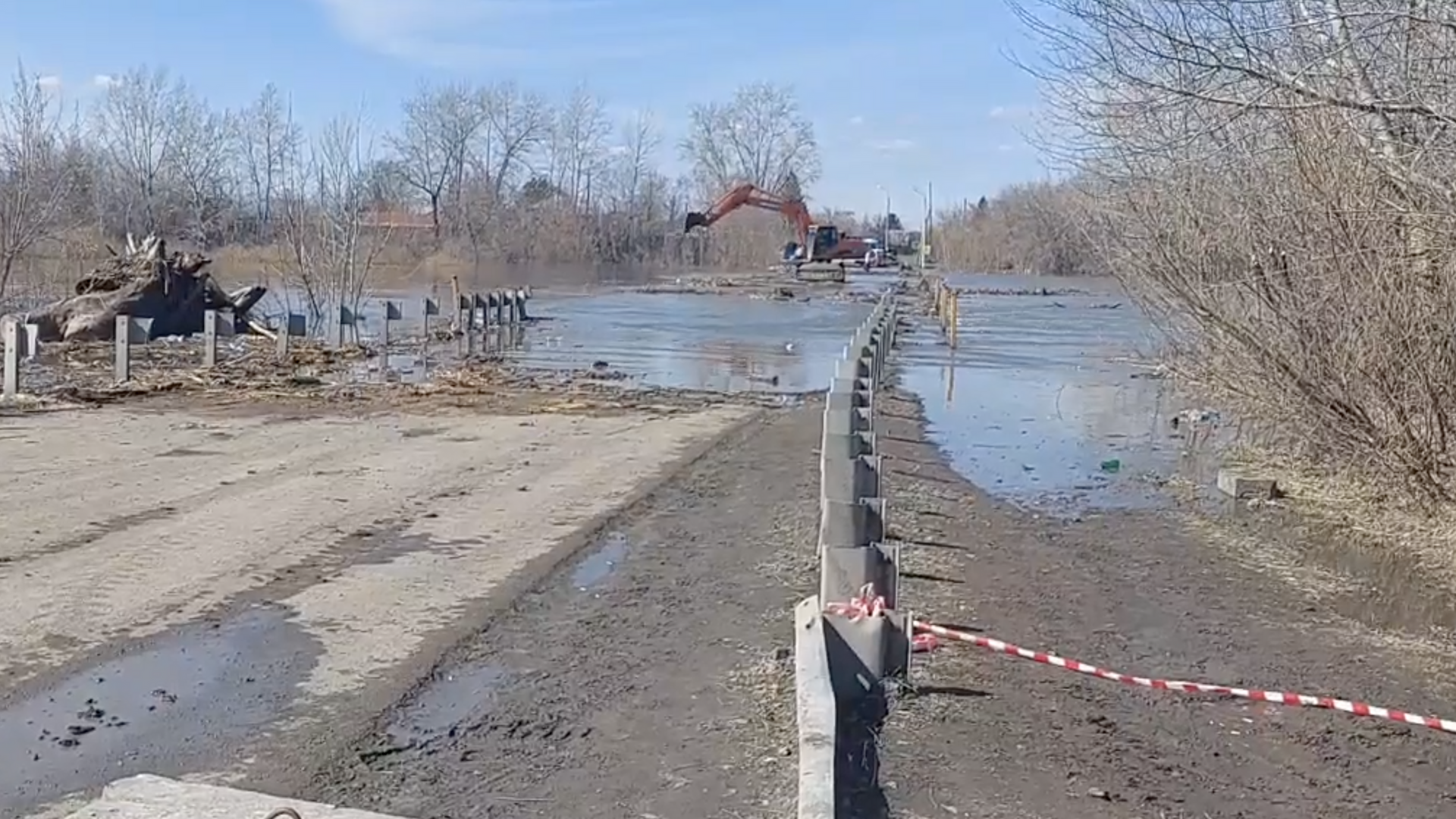 Затопленный мост в районе Малое Чаусово в Кургане. Кадр видео очевидца - РИА Новости, 1920, 18.04.2024