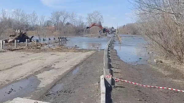 Затопленный мост в районе Малое Чаусово в Кургане. Кадр видео очевидца Затопленный мост в районе Малое Чаусово в Кургане. Кадр видео очевидца