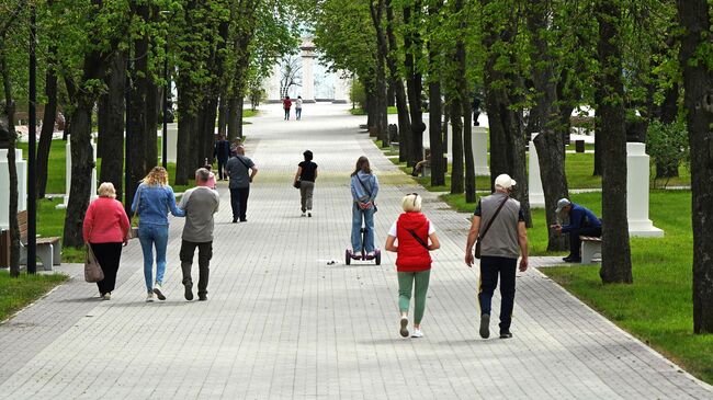 Отдыхающие в городском саду после реставрации в Мариуполе