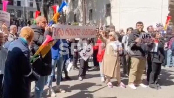 Акция против принятия закона об иноагентах проходит перед зданием парламента в Тбилиси