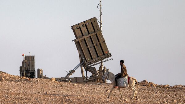 Израильская батарея системы противоракетной обороны Железный купол в пустыне Негев. 14 апреля 2024 