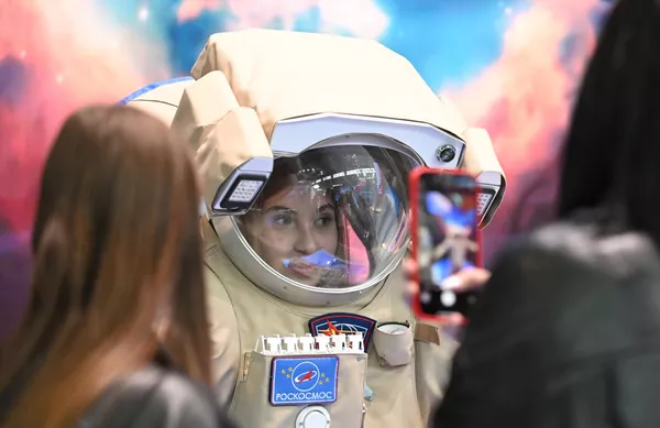 展覧会ロシア。展示来場者向けに宇宙飛行士のスーツや宇宙服を試着