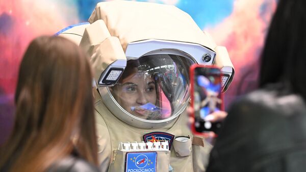 Выставка Россия. Примерка костюма и скафандра космонавта посетителями