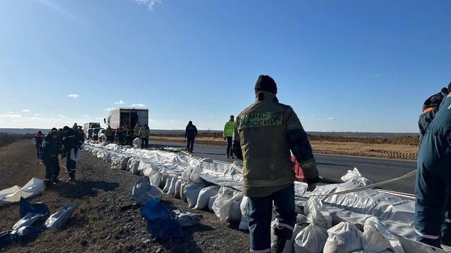 Сотрудники МЧС устанавливают водоналивную дамбу в Абатском районе Тюменской области