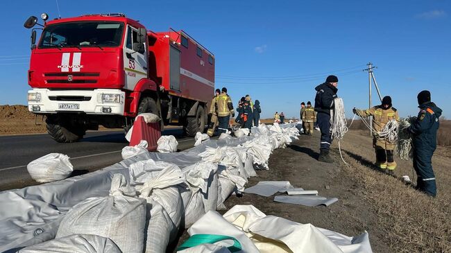 Сотрудники МЧС проводят работы по установке водоналивной дамбы в Тюменской области