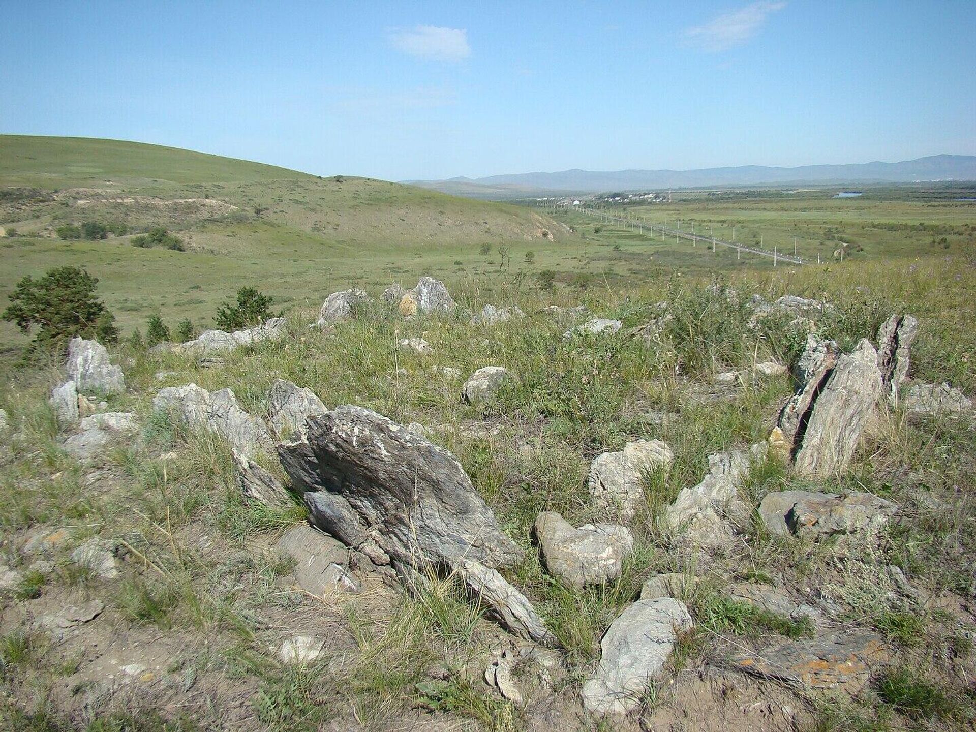 Плиточная могила на горе Бага-Заря, близ села Зарубино Джидинского района Бурятии - РИА Новости, 1920, 15.04.2024