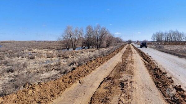 Работы по укреплению тела дамбы на реке Алабуга в селе Казанское Тюменской области