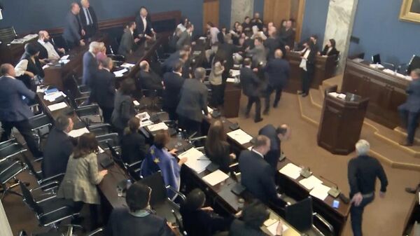 Драка в ходе рассмотрения закона об иноагентах в парламенте Грузии