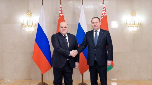 Председатель правительства РФ Михаил Мишустин и премьер-министр Белоруссии Роман Головченко  во время встречи