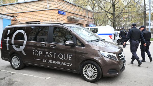 Сотрудники полиции на территории клиники пластического хирурга Тимура Хайдарова IQ Plastique в Москве