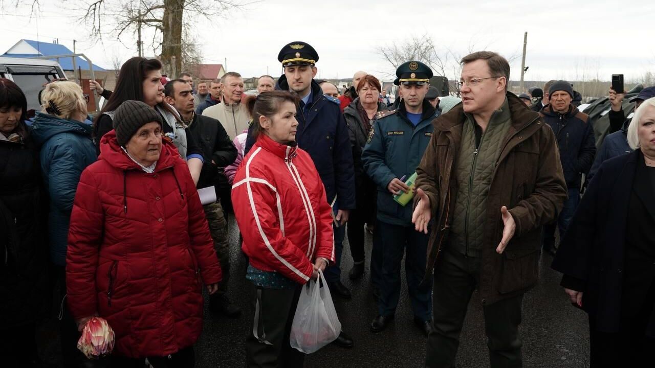 Губернатор Самарской области Дмитрий Азаров на встрече с жителями поселка Заливной пострадавшего от паводка Богатовского района - РИА Новости, 1920, 15.04.2024