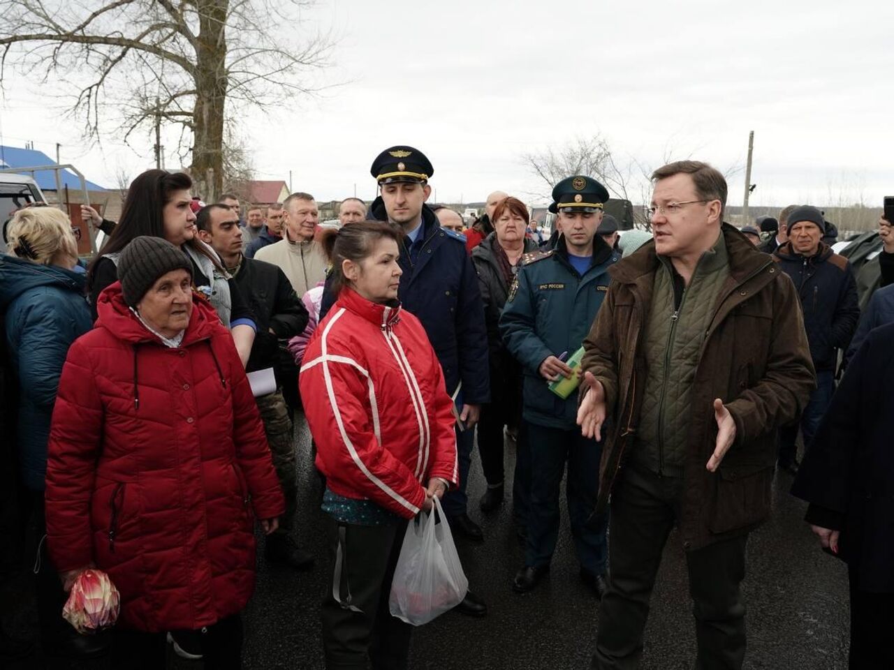 Азаров поручил ускорить первоочередные выплаты пострадавшим от паводка -  РИА Новости, 15.04.2024