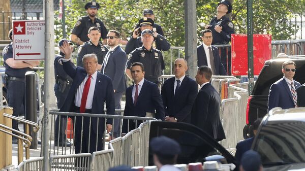 Экс-президент США Дональд Трамп во время прибытия в нью-йоркский суд