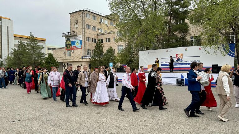 На церемонии открытия Первого Фестиваля национальных театров России в Элисте, 15 апреля 2024 года