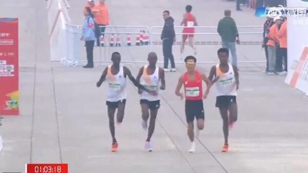 Кенийский бегун Вилли Мнангат на финише Пекинского полумарафона