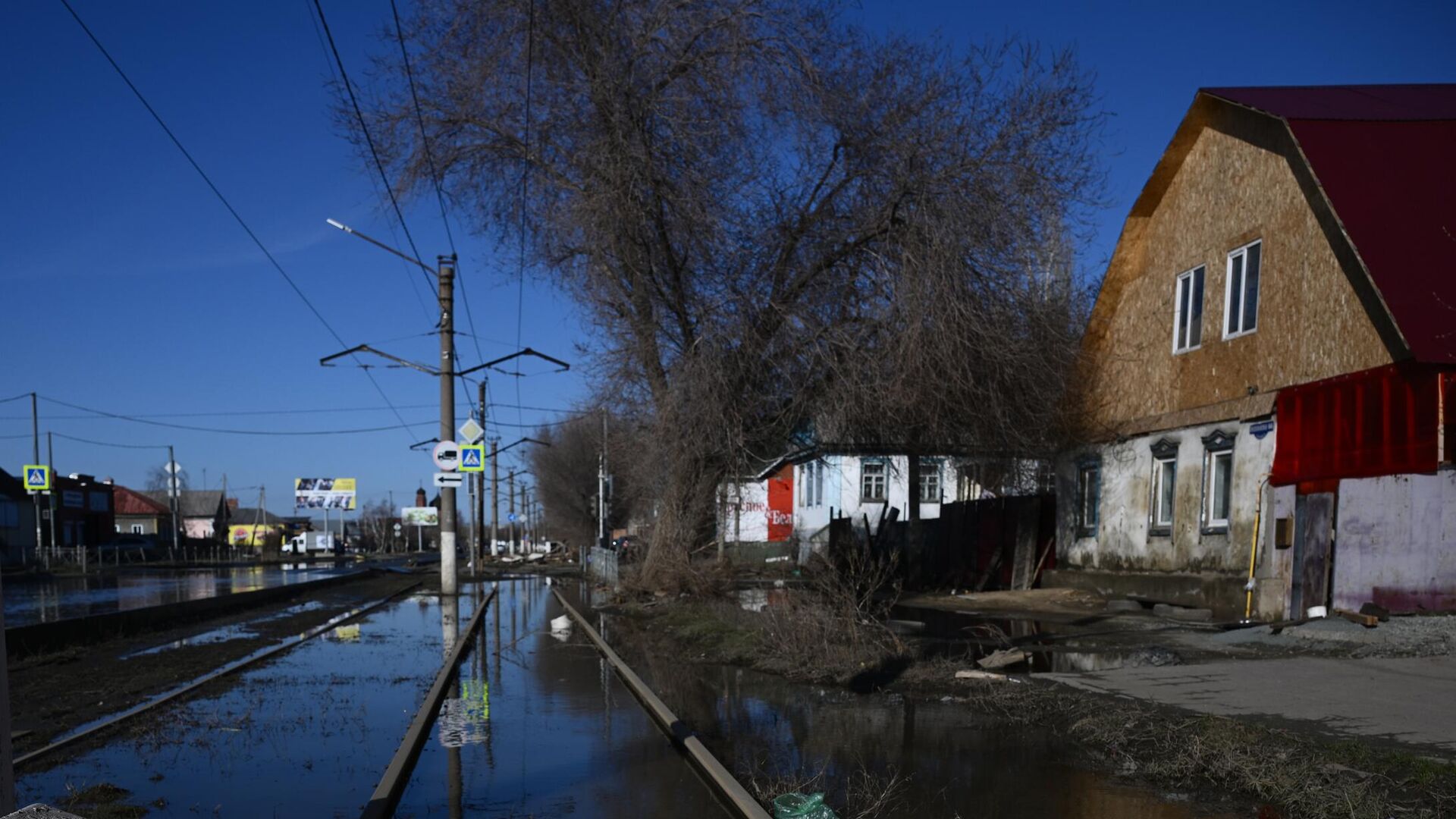 Пострадавшая от паводка улица в Старом городе в Орске Пострадавшая от паводка улица в Старом городе в Орске - РИА Новости, 1920, 17.04.2024