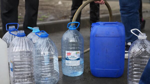 Жители Орска набирают воду из скважины