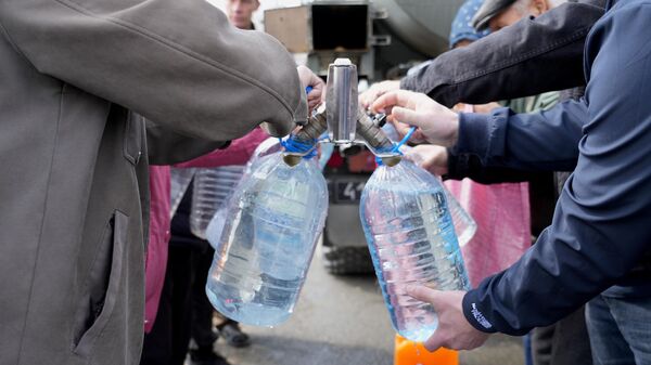 Жители Орска набирают питьевую воду